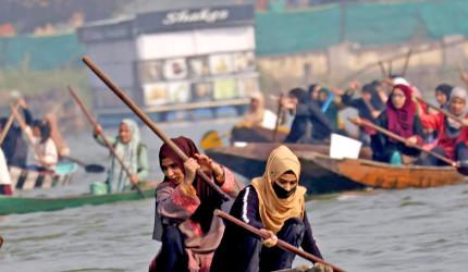 A Women's Boat Race On Dal Lake!