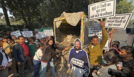 AAP rebel Maliwal dumps garbage outside Kejriwal's house 