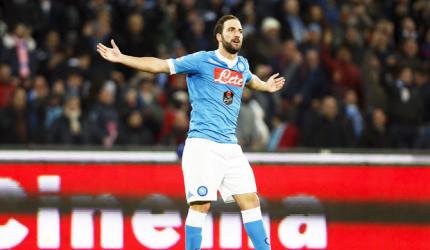 Higuain feels the wrath of Napoli fans over reported move to Juventus