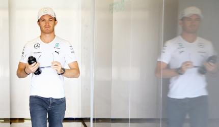 Despite Hamilton rift, Rosberg extends Mercedes contract