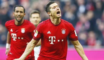 Bundesliga: Bayern close on title as Lewandowski strikes