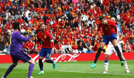 Euro: Spain edge Czechs after Pique's late header