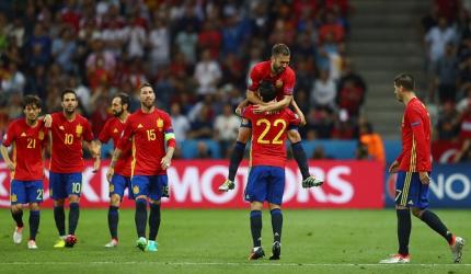 Euro 2016: Spain coasts into last 16 with rout of Turkey