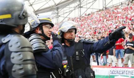 Euro: Hungarian fans and police scuffle before Iceland v Hungary game