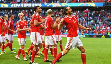 Euro 2016: Northern Ireland own goal sends Wales into last 8