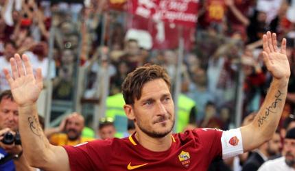 Totti ends playing career; appointed Roma director