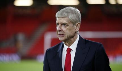 Under fire at Arsenal, Wenger linked to Barcelona move