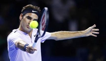 Federer digs deep to beat Mannarino and reach semis