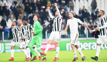 Football Briefs: Unconvincing Juve keep up the pressure on Napoli