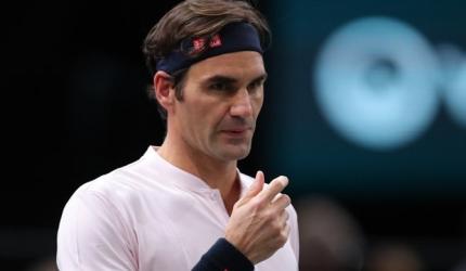 Federer begins road to 100 with a win in Paris