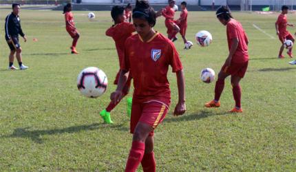 Football Extras: Indian eves win Olympic qualifier