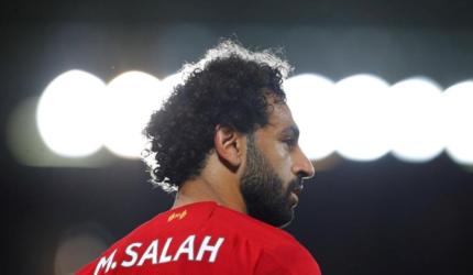 Football Extras: Salah comforts star-struck fan