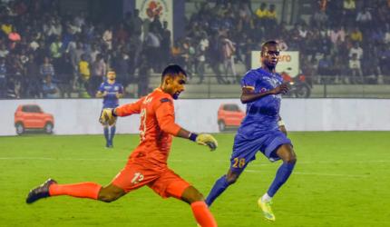 ISL: Struggling Mumbai, Kerala in 1-1 draw