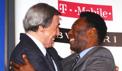 Pele pays tribute to 'goalkeeper with magic' Banks