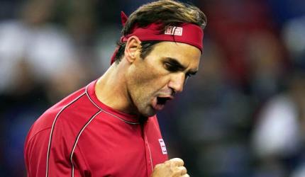 Federer cruises into last 16; Murray loses