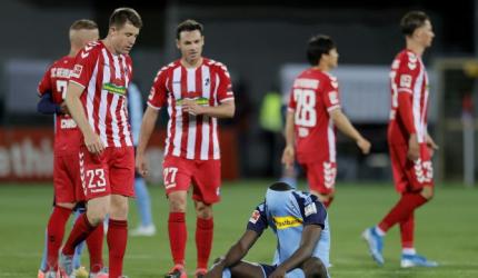 Ten-man Gladbach sunk by superb Petersen header