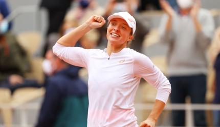 Swiatek faces Barty challenge in French Open defence