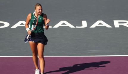 WTA Finals PIX: Kontaveit advances, Muguruza survives