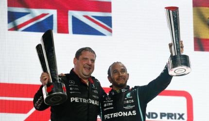 Hamilton wins in Qatar with Verstappen second