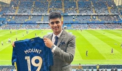 Chelsea's Mount gifts jersey to Gill