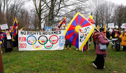 Tibetans protesting Beijing Games march to IOC HQ