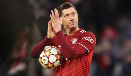 Lewandowski hits fastest Champions League hat-trick!