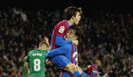 Soccer PIX: Barca thump Osasuna; PSG extend lead