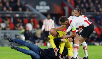 Europa League: PSV fan attacks Sevilla keeper