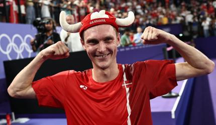 Axelsen retains badminton crown; An bags women's gold