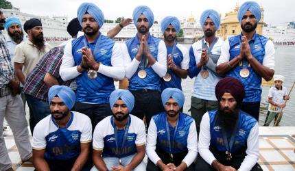 Hockey heroes seek blessings at Golden Temple