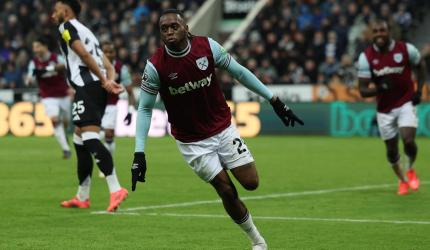 West Ham win at Newcastle, ease pressure on Lopetegui