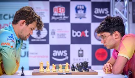 Global Chess: Carlsen beaten by clock, Giri draws