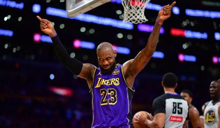 LeBron James makes history in Lakers' win