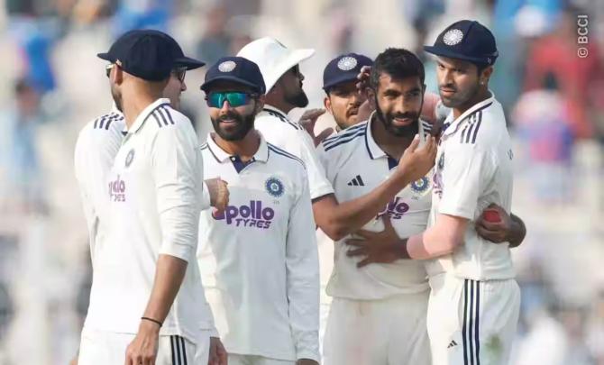 PIX: South Africa implode after steady start on Day 1