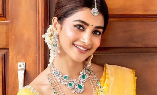 Pooja, Kriti Shine Bright in Yellow