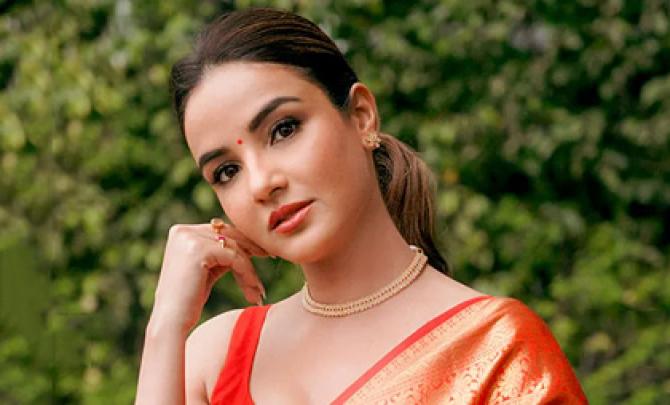 Navratri, Day 7: Jasmin, Raashi Look Awesome In Orange