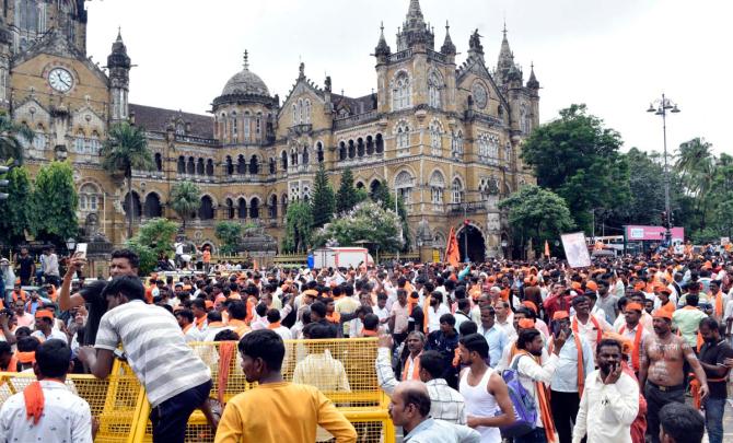 Bathing, cooking: Maratha protesters turn SoBo into campsite