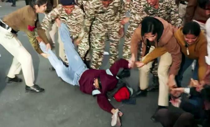 Delhi air protest turns tense; agitators 'chilli spray' cops