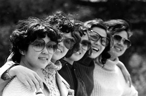 Women wearing sunglasses pose for a group photo at a park in Beijing in 1980.