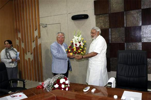  Suzuki Chairman and CEO Osamu Suzuki receives a bouquet from Narendra Modi (R), chief minister of Gujarat.
