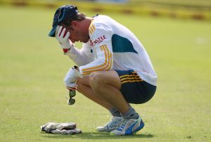 De Villiers set to face Australia despite hand surgery