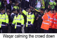 Waqar calming the crowd down