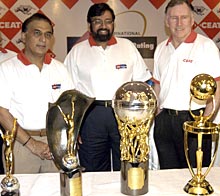 Harsh Goenka is flanked by Sunil Gavaskar (left) and Ian Chapell