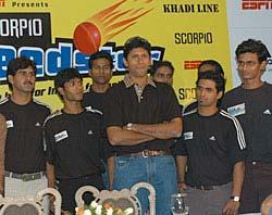 Venkatesh Prasad (centre) with the Scorpio Speedster contestants