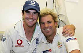 Pietersen (left) and Warne