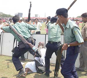 Bangladeshi policemen beat an elderly photographer Zahirul Haque