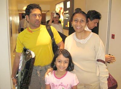 http://im.rediff.com/cricket/2007/sep/10celeb-sachin1.jpg