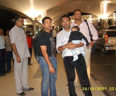 http://im.rediff.com/cricket/2008/feb/13celeb-sachin.jpg