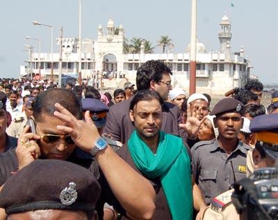 Shoaib Akhtar at Haji Ali