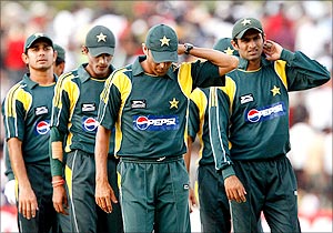 A dejected Pakistan team